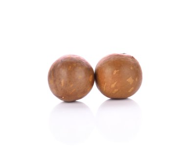 Beyaz arka planda izole edilmiş Macadamia fındıkları