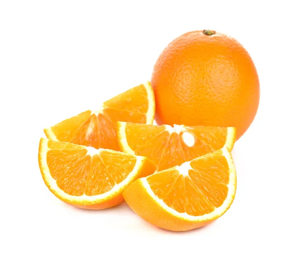 Pomarańczowe owoce krojone na białym tle na białym tle — Zdjęcie stockowe