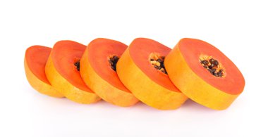 Papaya beyaz bir arka plan üzerine dilimlenmiş
