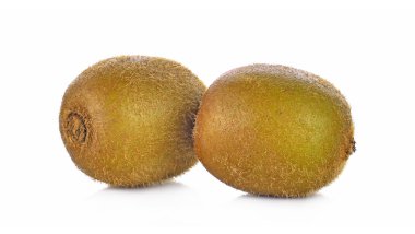 Beyaz arkaplanda yalıtılmış Kivi meyvesi