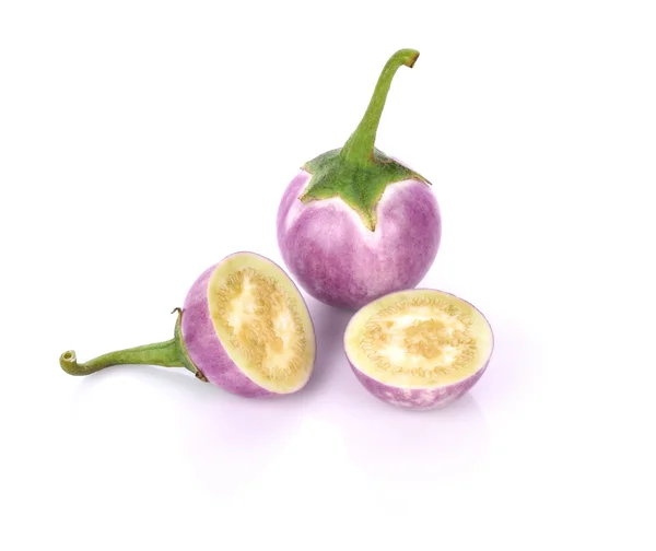 Brinjal viola isolato sullo sfondo bianco — Foto Stock