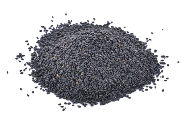 Beyaz arkaplanda izole edilmiş siyah susam tohumları yığını