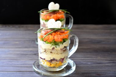 Metin (kopya alanı için yer ile karanlık bir arka plan üzerine bir bardak salata)