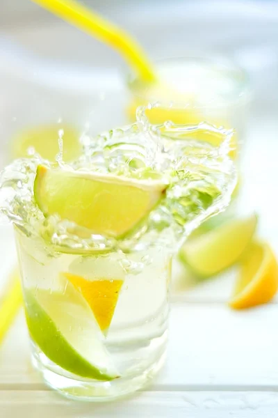 Kokteyl limon ve su sıçramalarına ile bir bardak kireç
