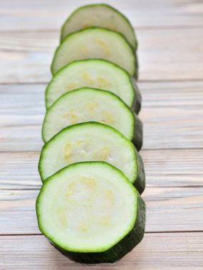 Bir masanın üzerine dilimler halinde kesip kabak