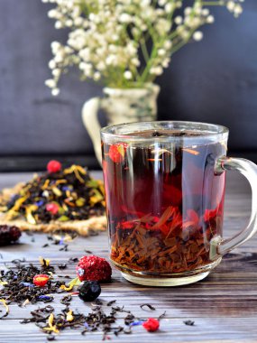 Çilek ve tablo yaprakları ile çay