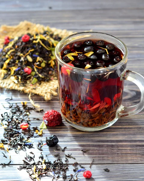 Çilek ve tablo yaprakları ile çay