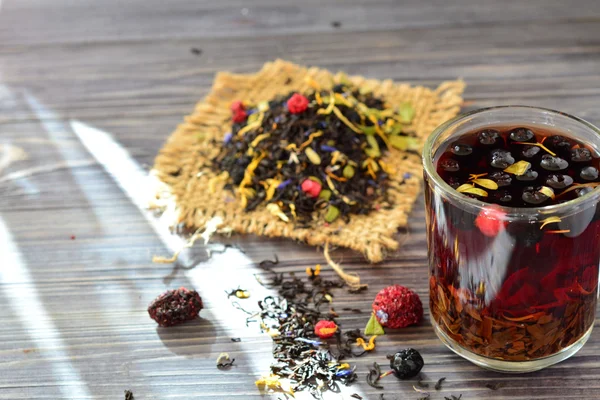 Çilek ve tablo yaprakları ile çay