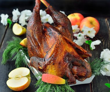 Masada elma ile pişmiş tavuk horoz