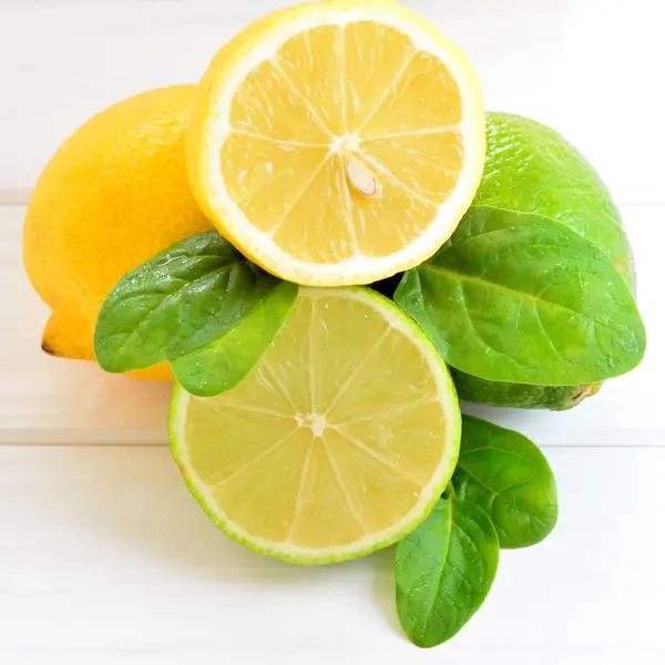 Beyaz bir tablo üzerinde limon ve narenciye kireç
