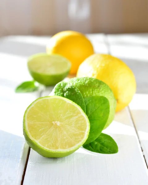 Beyaz bir tablo üzerinde limon ve narenciye kireç