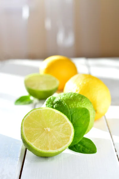 Beyaz bir tablo üzerinde limon ve narenciye kireç