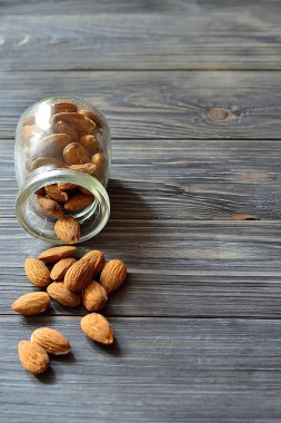 Koyu ahşap arka plan banka içinde izole badem