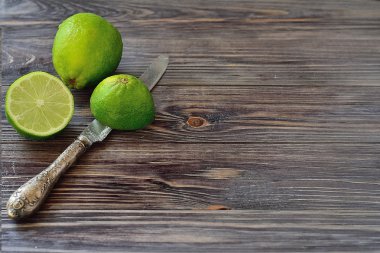 Boş yer ile karanlık bir arka plan üzerinde kireç Seksiyonel yalıtım