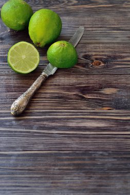 Boş yer ile karanlık bir arka plan üzerinde kireç Seksiyonel yalıtım