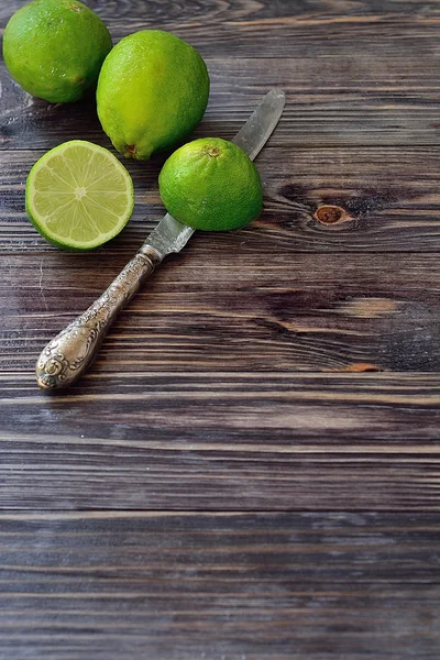 Boş yer ile karanlık bir arka plan üzerinde kireç Seksiyonel yalıtım