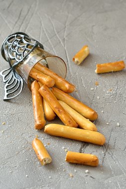 Çıtır çıtır ekmek sopa gri bir arka plan üzerinde