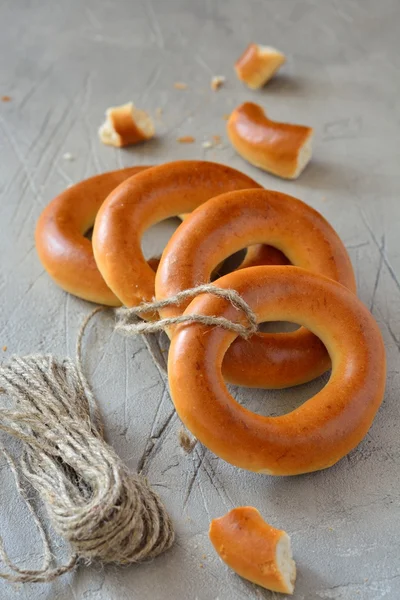Simit siyah portre üzerinde yuvarlak masa