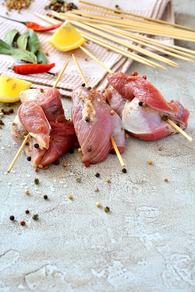 Nyers nyársonsült húst az asztalnál — Stock Fotó