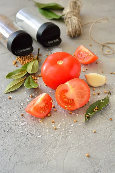 Domates sarımsak ve baharat bir tablo ile