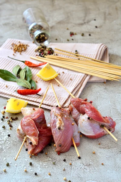 テーブルで肉の生串 — ストック写真