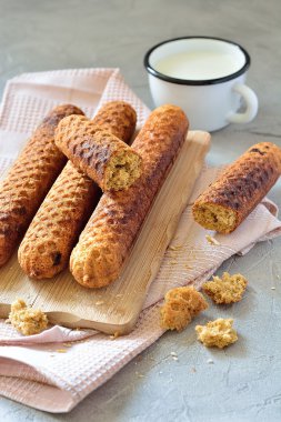 Bir bardak süt ile masada tatlı kek