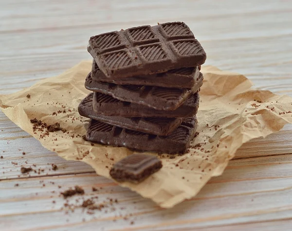 Biscotti al cioccolato primo piano su un tavolo, stile rustico — Foto Stock