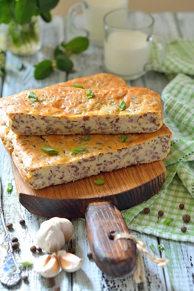 Kek kırmızı pirinç ve et masada