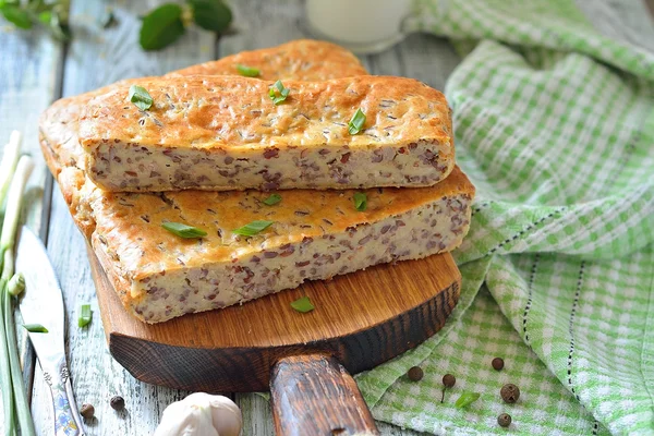 Kek kırmızı pirinç ve et masada