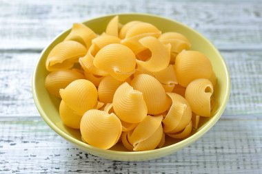 Tablo yakın çekim üzerinde büyük bir tabak içinde pişmemiş makarna