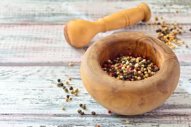 Hafif ahşap masa üzerinde bir harç karabiber