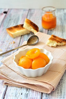 Kayısı reçeli dilimleri ile masaya gevrek kek