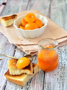 Kayısı reçeli dilimleri ile masaya gevrek kek