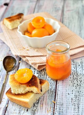 Kayısı reçeli dilimleri ile masaya gevrek kek