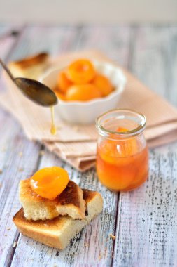 Kayısı reçeli dilimleri ile masaya gevrek kek