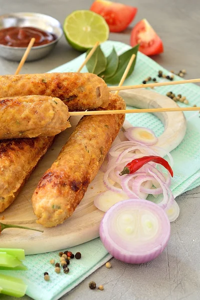 Kebab a fórumon Paradicsom szósz, fűszerek, zöldségek, lime — Stock Fotó