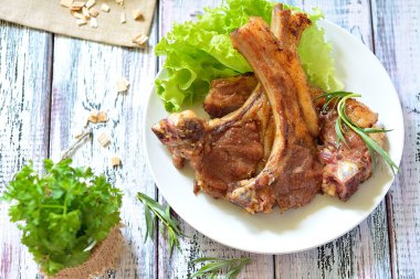 Tablo bir plaka üzerinde otlar ile kaburga ızgara