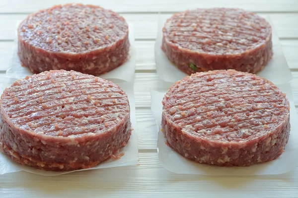 Nyers hús hamburgert papírt könnyű tábla — Stock Fotó