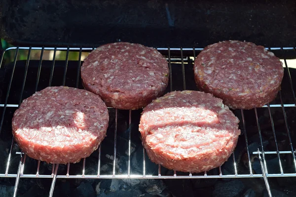 Főzés a grill-grill. Hamburgerek sült hús — Stock Fotó
