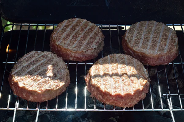 Főzés a grill-grill. Hamburgerek sült hús — Stock Fotó