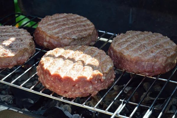 バーベキュー グリルで調理。揚げ肉ハンバーガー — ストック写真