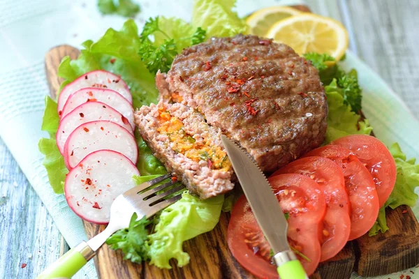 Havuç ile doldurulmuş sığır eti burger