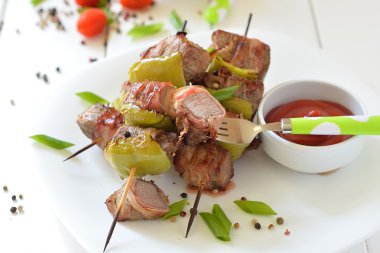 Sığır eti şiş kebap şişleri bir plaka üzerinde