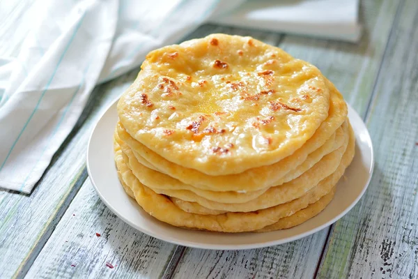 Gürcü khachapuri düz bir pasta peynir ile