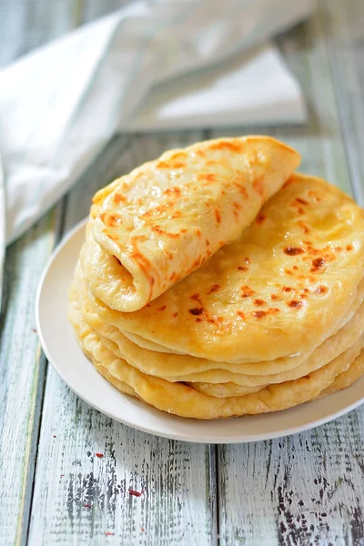 Georgian khachapuri a flat cake with cheese — Stock Photo, Image