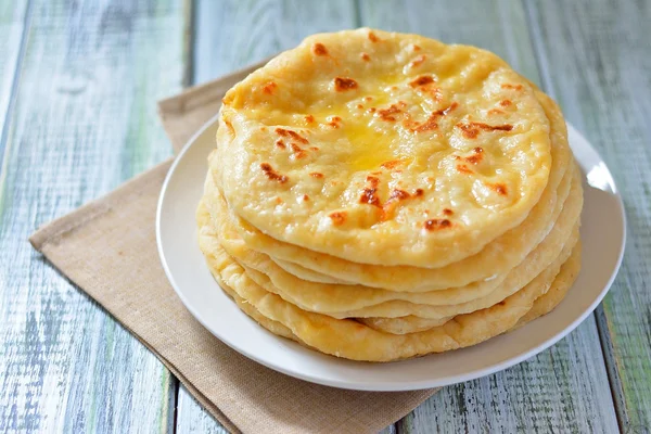 Gürcü khachapuri düz bir pasta peynir ile
