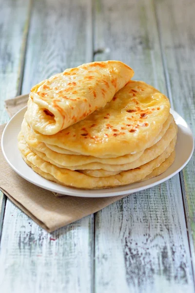 Gürcü khachapuri düz bir pasta peynir ile