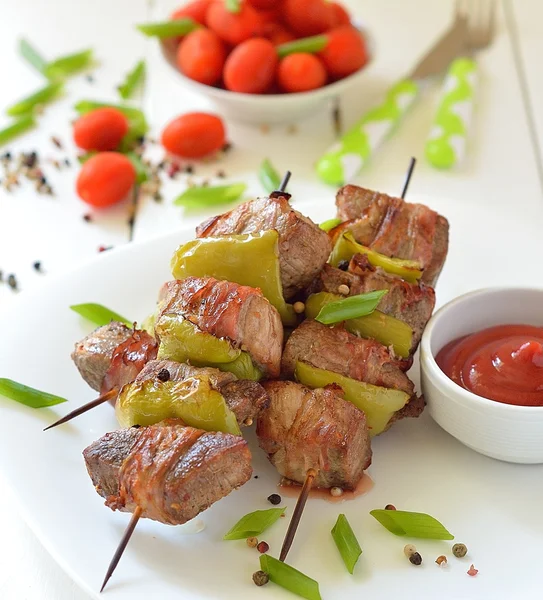 Marha shish kebab nyárs a lemez — Stock Fotó