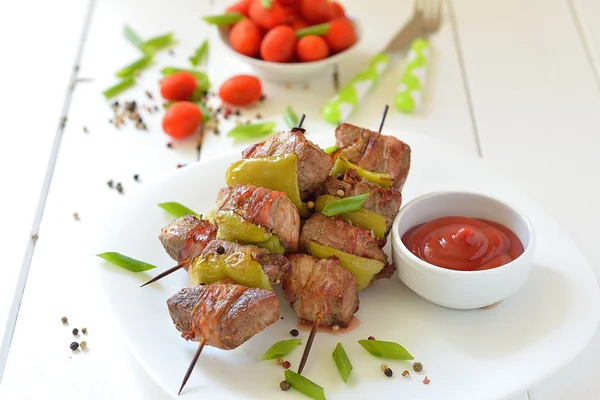 Sığır eti şiş kebap şişleri bir plaka üzerinde