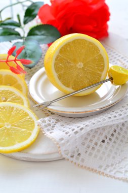 Tabakta dilimlenmiş limon